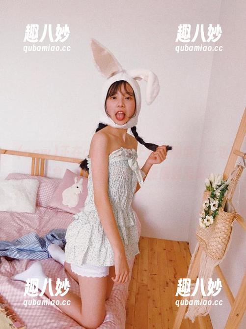 正在cgw网页上疯狂刷瓜，一边吃零食一边为世界的奇葩感到震惊。